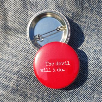 Ansteckbutton The devil will i do auf Jeans mit Rückseite